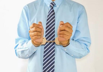 刑事拘留律师可以带家属进去看吗?