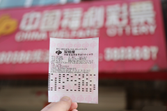 狸猫换太子?男子假借拍照
