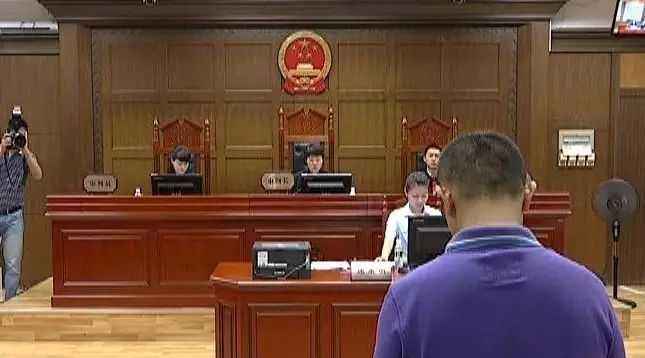 作案后在现场等待被捕属于自首吗？