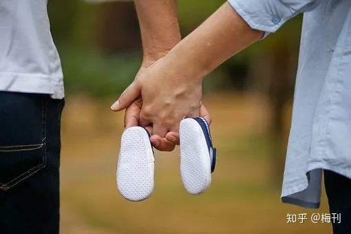 女方未婚先孕自行堕胎，可以要求男方赔偿吗？