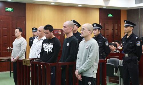 在有期徒刑服刑期间再次犯罪应当如何处理？