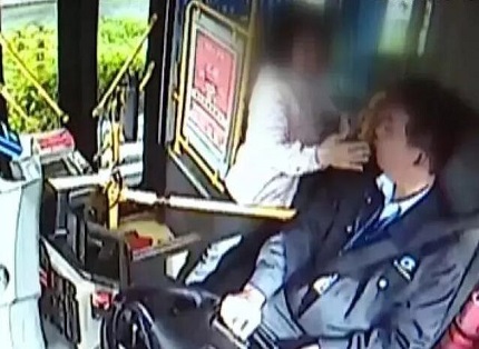 “掌掴公交司机获刑”:一元钱,一巴掌,获刑4年！不冤！
