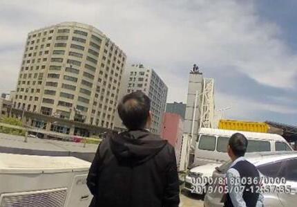 男子被辞携妻跳楼要“补偿”，涉嫌寻衅滋事被拘！