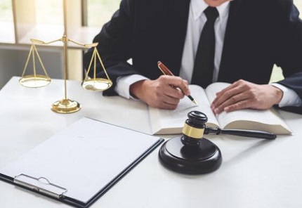 劳动仲裁请律师划算吗？劳动仲裁请律师注意事项有哪些？