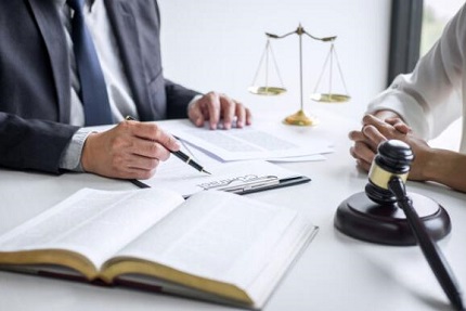 劳动仲裁可以申请哪些赔偿？劳动仲裁可以委托朋友帮代理吗？