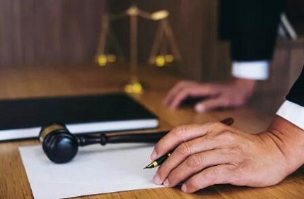申请劳动仲裁需不需要请律师？请律师代理划算吗？