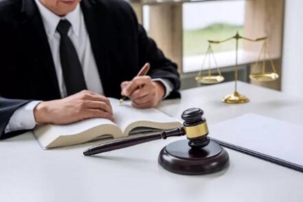 欠钱不还需要请律师吗？欠钱不还请律师费用谁出？