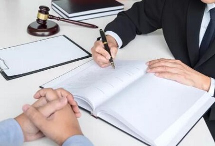 贩毒被拘留多久可以见家属？贩毒被拘留家属应该怎么办？
