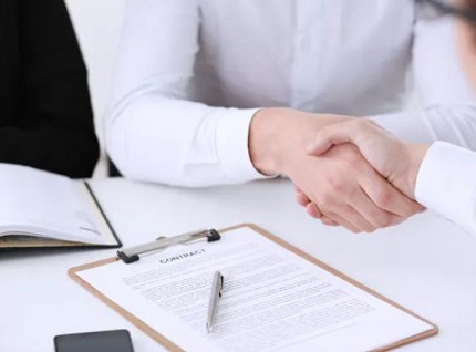 找律师去看守所会见朋友要多少钱？找律师会见能见到本人吗？