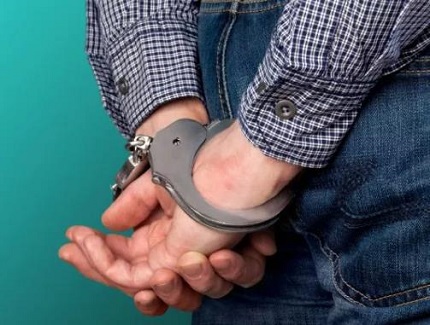 人在派出所怎么联系？人在派出所可以送东西吗？