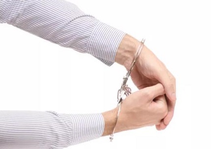 人被派出所抓了怎么办？人被派出所带走怎么找？