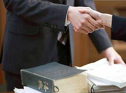 刑事诉讼律师的费用一般多少?刑事诉讼律师费谁承担?