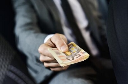 容留他人吸毒罪请律师费用是多少?