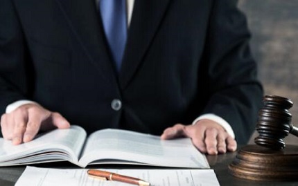 容留他人吸毒罪请律师要几个阶段?