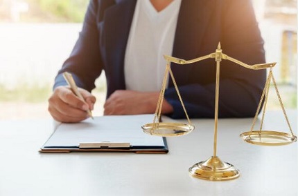 容留他人吸毒请律师要多少钱?