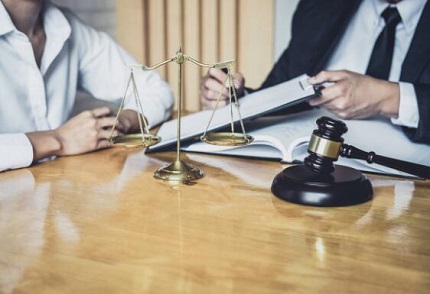 逮捕后请律师取保还是自己取保好?