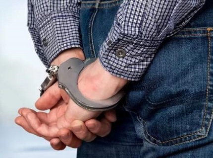 刑事拘留找律师还是托关系好?