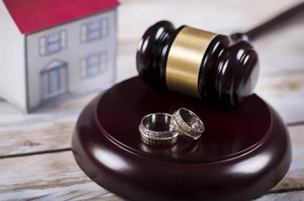 离婚案件开庭一方不去的怎么判?