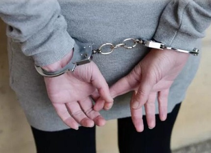 家属被警察带走了能做什么? 家属被警察带走了能做什么?