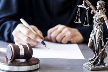员工遭遇欠薪裁员如何维权？劳动法专家教你合法争取赔偿金与补偿金
