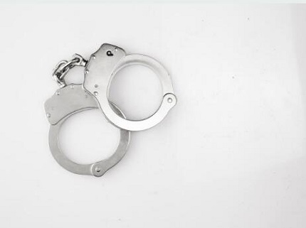 找刑事律师是找熟人好还是找专业机构好
