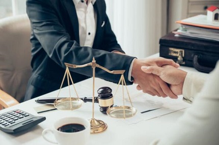 企业不给员工买社保违法风险大 员工权益受损后果严重 如何合法合规缴纳社保